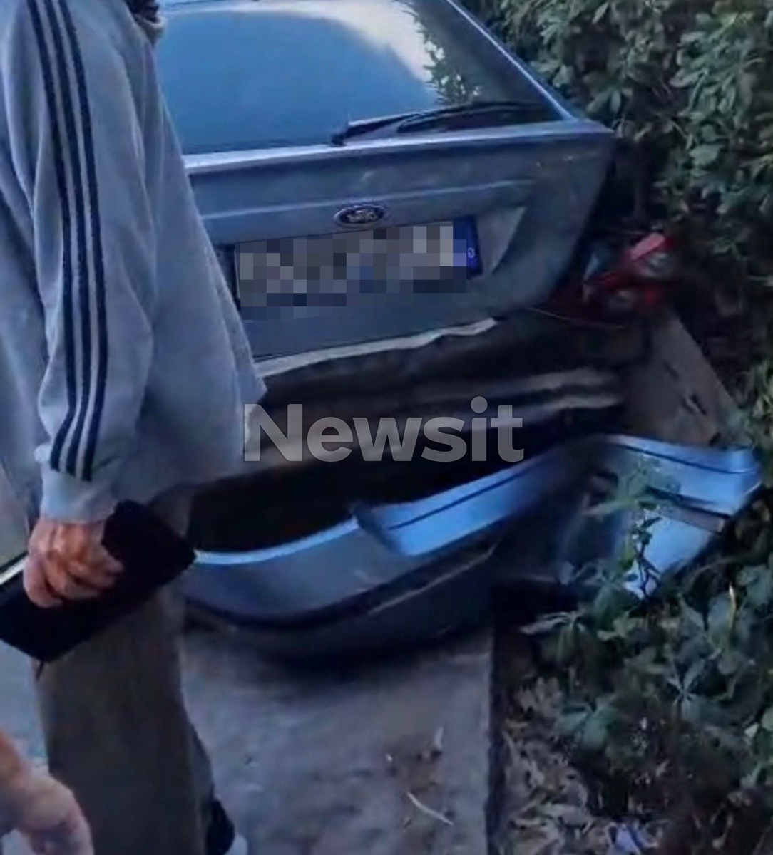 Βασίλης Μπισμπίκης: Η στιγμή που το όχημα του ηθοποιού συγκρούεται και απομακρύνεται – Φωτογραφία ντοκουμέντο