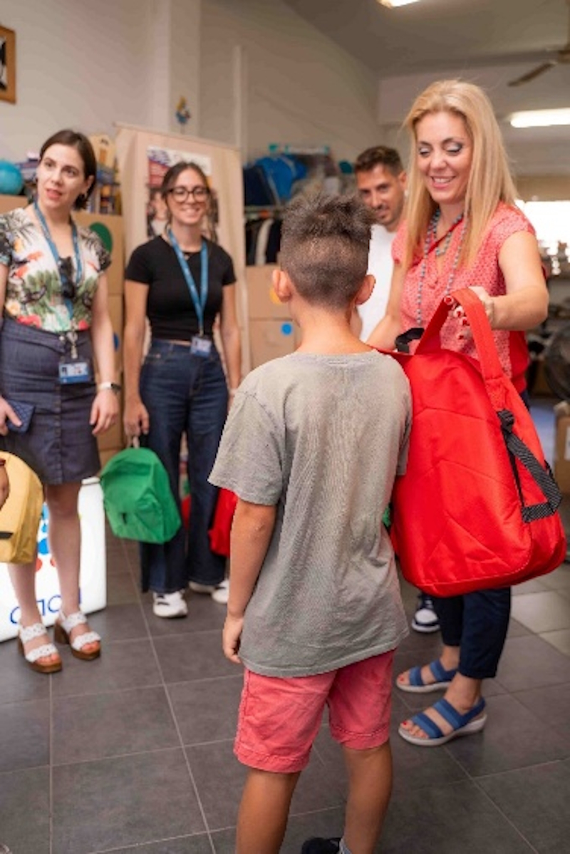 Ο ΟΠΑΠ προσφέρει ελπίδα στις σχολικές τσάντες – Υποστηρίζει τα παιδιά πολύτεκνων οικογενειών της ΜΚΟ «Θεόφιλος» 6 Τα παιδιά παραλαμβάνουν τις σχολικές τσάντες τους