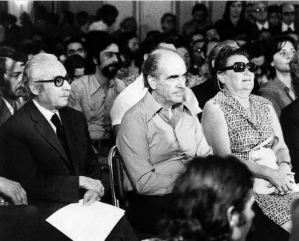 ΠΑΣΟΚ: 51 χρόνια από την Ιδρυτική Διακήρυξη – Η πορεία του κόμματος που άλλαξε το πολιτικό τοπίο και το παρασκήνιο της ονομασίας του