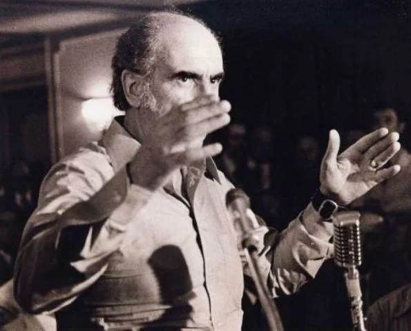 ΠΑΣΟΚ: 51 χρόνια από την Ιδρυτική Διακήρυξη – Η πορεία του κόμματος που άλλαξε το πολιτικό τοπίο και το παρασκήνιο της ονομασίας του