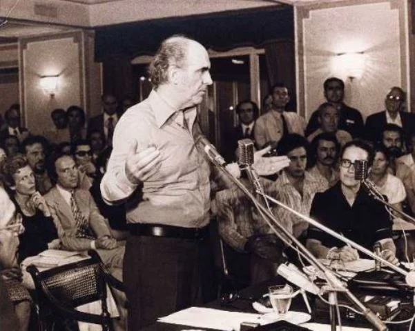 ΠΑΣΟΚ: 51 χρόνια από την Ιδρυτική Διακήρυξη – Η πορεία του κόμματος που άλλαξε το πολιτικό τοπίο και το παρασκήνιο της ονομασίας του