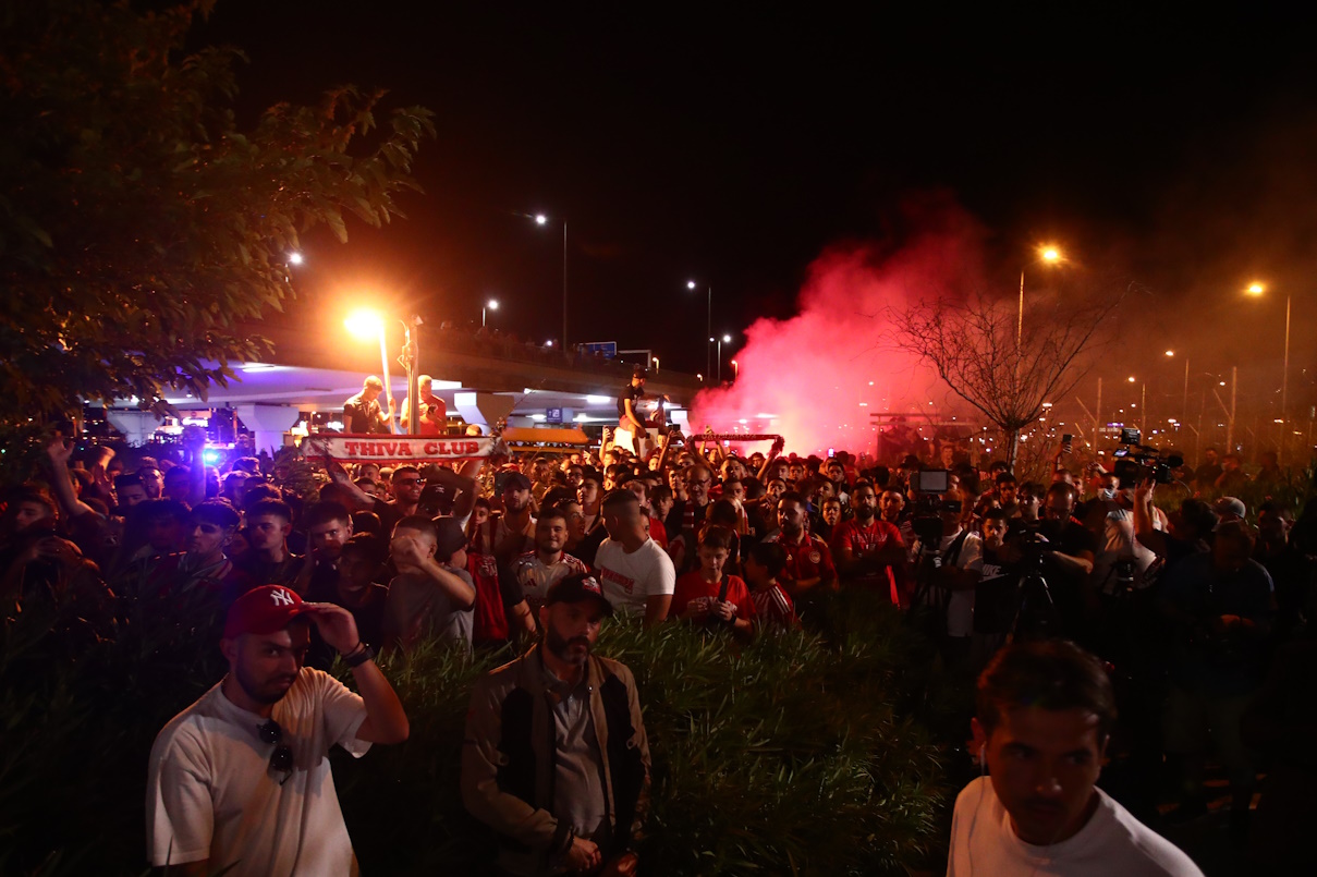 Ο Ντανιέλ Ποντένσε στην Αθήνα για τον Ολυμπιακό: Πάνω από 2.000 φίλαθλοι στο «πάρτι» υποδοχής στο «Ελ. Βενιζέλος» 2 Ο Ντανιέλ Ποντένσε στην Αθήνα για τον Ολυμπιακό: Πάνω από 2.000 φίλαθλοι στο «πάρτι» υποδοχής στο «Ελ. Βενιζέλος»