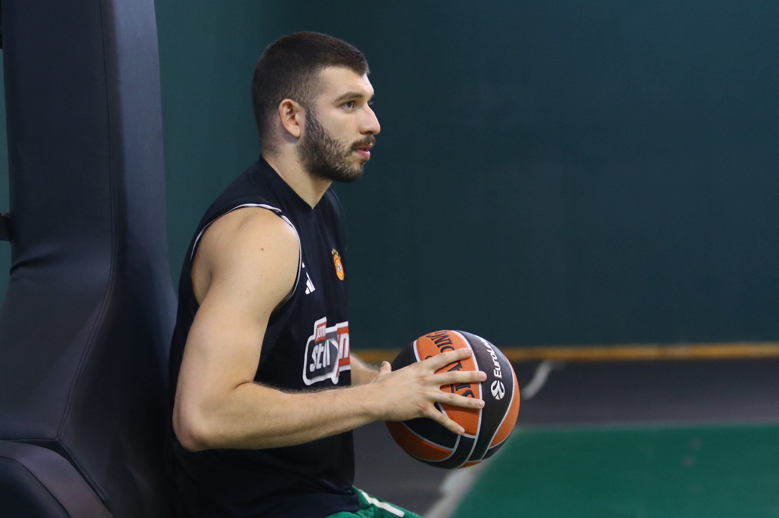 Παναθηναϊκός: Πρεμιέρα προπόνησης για την μπασκετική ομάδα στο ΟΑΚΑ – Εικόνες με Σορτς, Χολμς και Ρογκαβόπουλο στα πράσινα 10 Ο Νίκος Ρογκαβόπουλος στην προπόνηση του Παναθηναϊκού