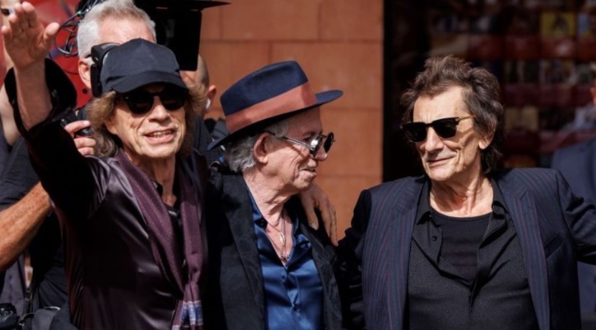 Σε δημοπρασία βιβλίο με υπογραφές των Beatles και των Rolling Stones 2 rolling stones