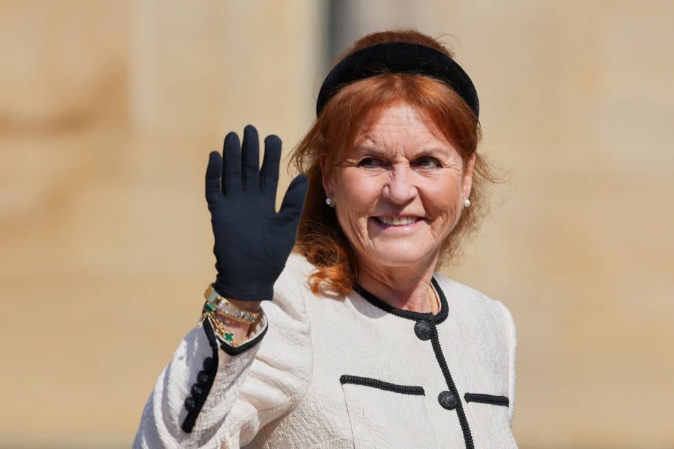 Σάρα Φέργκιουσον: Εικόνες με τον Επστάιν προκαλούν αναταραχή στο Μπάκιγχαμ – Ο Κάρολος εξετάζει το μέλλον της και του Άντριου