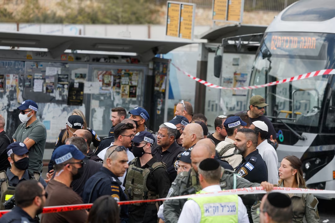 Ισραήλ: 6 νεκροί από επίθεση σε στάση λεωφορείου στην Ιερουσαλήμ – Οι IDF αποκλείουν χωριά στη Δυτική Όχθη 3 Ισραήλ: 6 νεκροί από επίθεση σε στάση λεωφορείου στην Ιερουσαλήμ – Οι IDF αποκλείουν χωριά στη Δυτική Όχθη