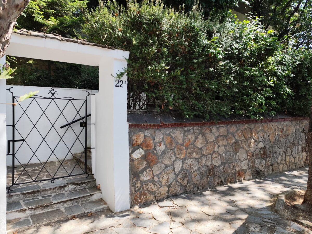 Κηφισιά: «Με ακινητοποίησαν στον καναπέ και με έδεσαν», αφηγείται η 89χρονη για τους ληστές που της πήραν κοσμήματα αξίας 50.000 ευρώ 2 Η είσοδος του σπιτιού της ηλικιωμένης στην Κηφισιά