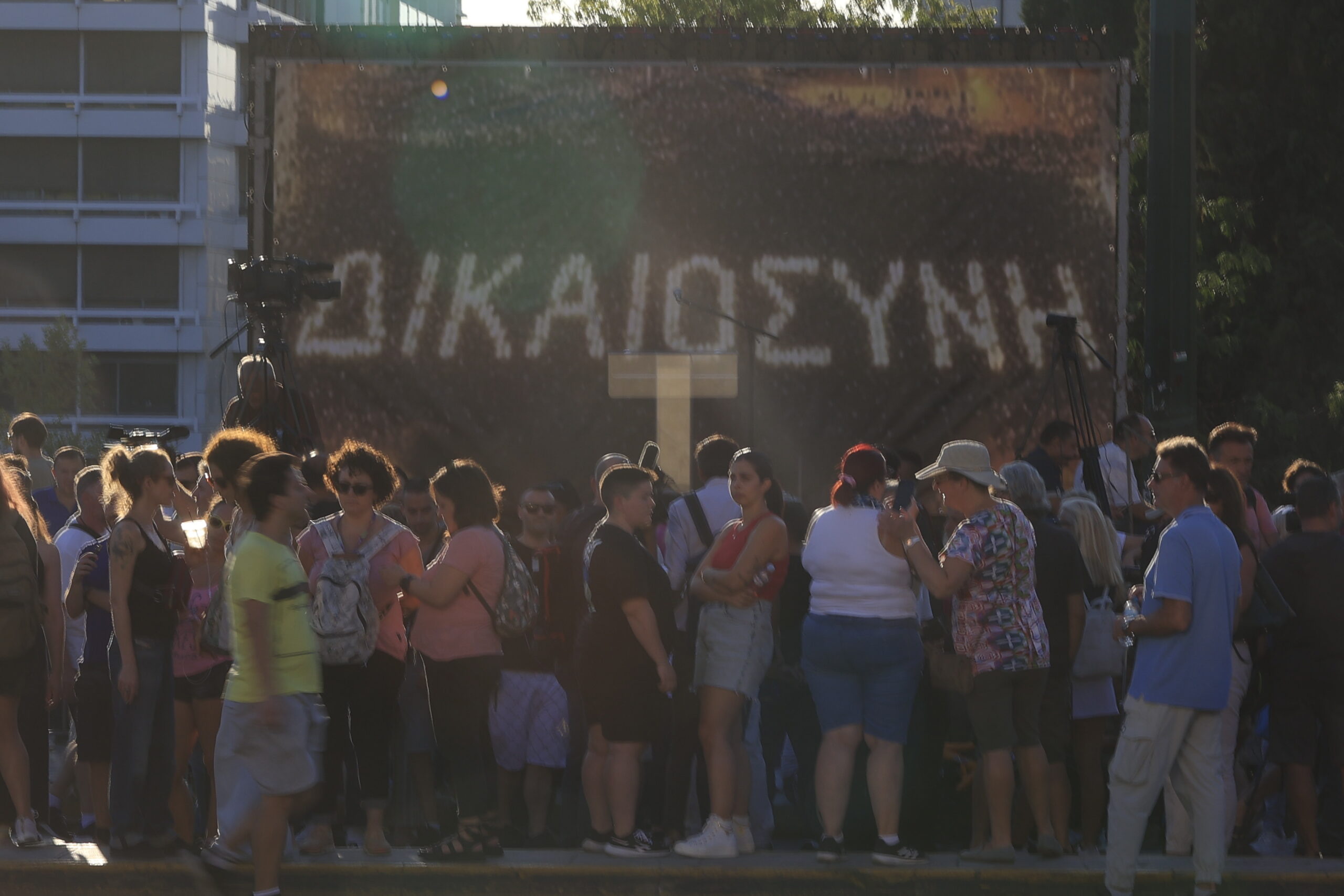 Σε πλήρη εξέλιξη η διαδήλωση στο Σύνταγμα για τα Τέμπη μετά από κάλεσμα της Μαρίας Καρυστιανού – Αποκλεισμένο το κέντρο 11 Πλήθος κόσμου στο Σύνταγμα στη συγκέντρωση για τη σιδηροδρομική τραγωδία στα Τέμπη