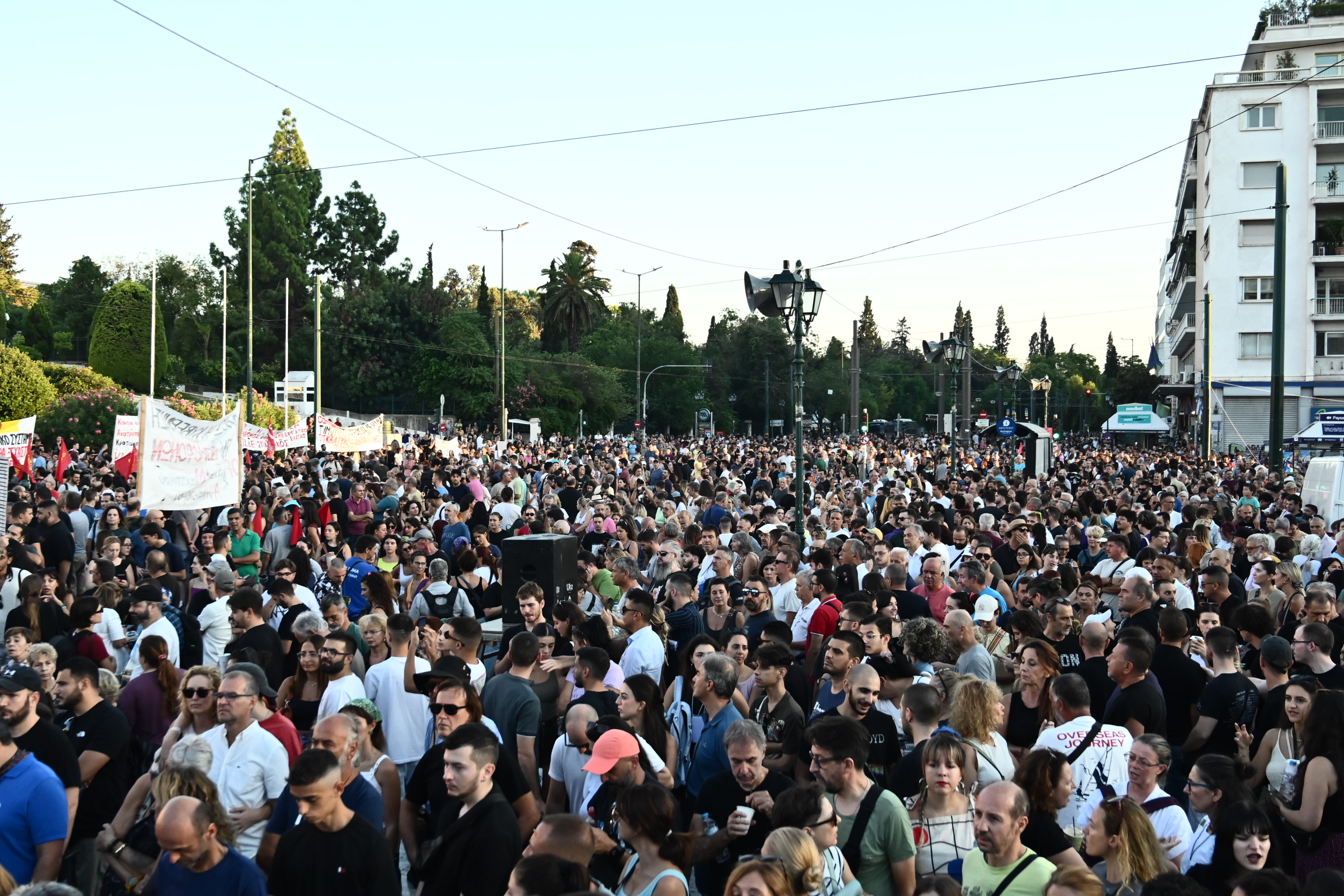 Σε πλήρη εξέλιξη η διαδήλωση στο Σύνταγμα για τα Τέμπη μετά από κάλεσμα της Μαρίας Καρυστιανού – Αποκλεισμένο το κέντρο 18 Πλήθος κόσμου στο Σύνταγμα στη συγκέντρωση για τη σιδηροδρομική τραγωδία στα Τέμπη