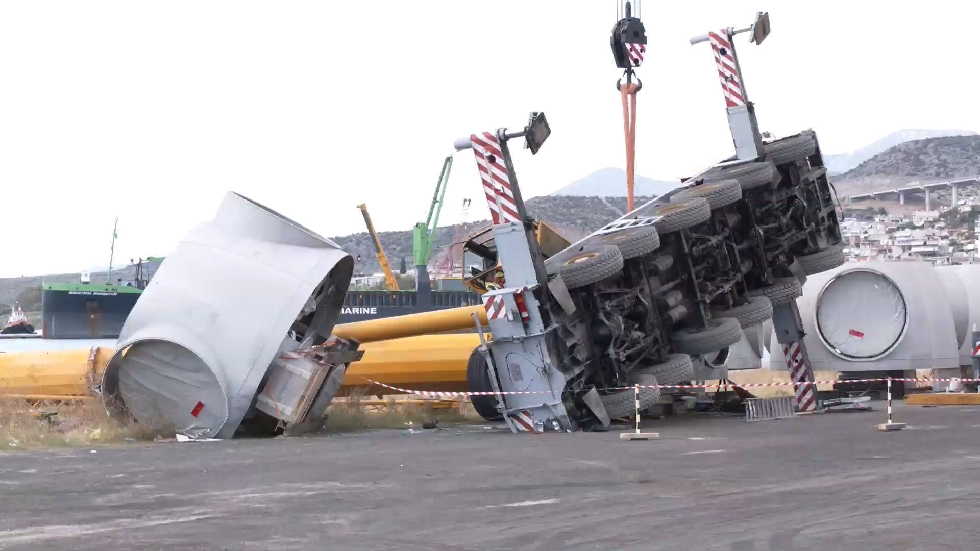 Τούμπαρε γερανός στη Στυλίδα. Υποχώρησε το έδαφος.