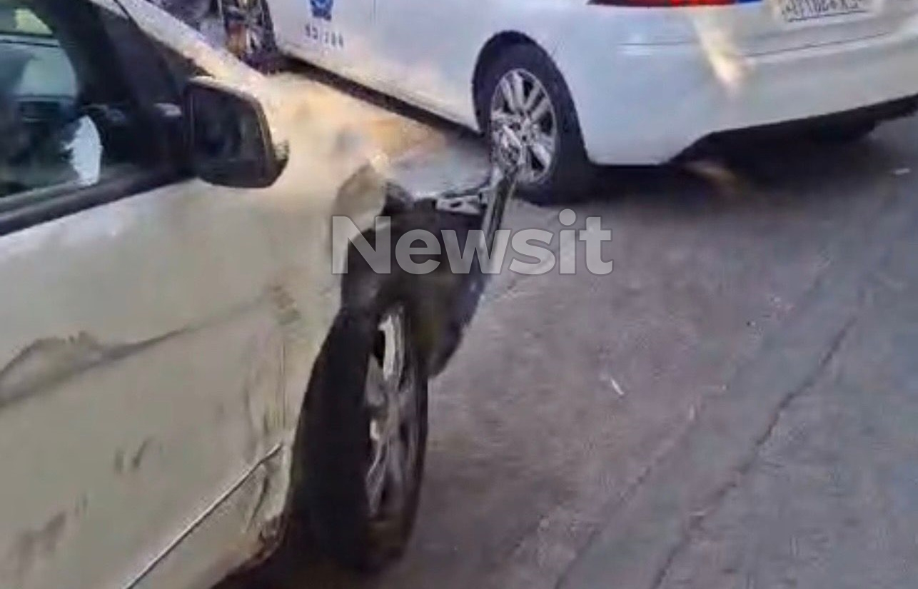 Βασίλης Μπισμπίκης: Η στιγμή που το όχημα του ηθοποιού συγκρούεται και απομακρύνεται – Φωτογραφία ντοκουμέντο