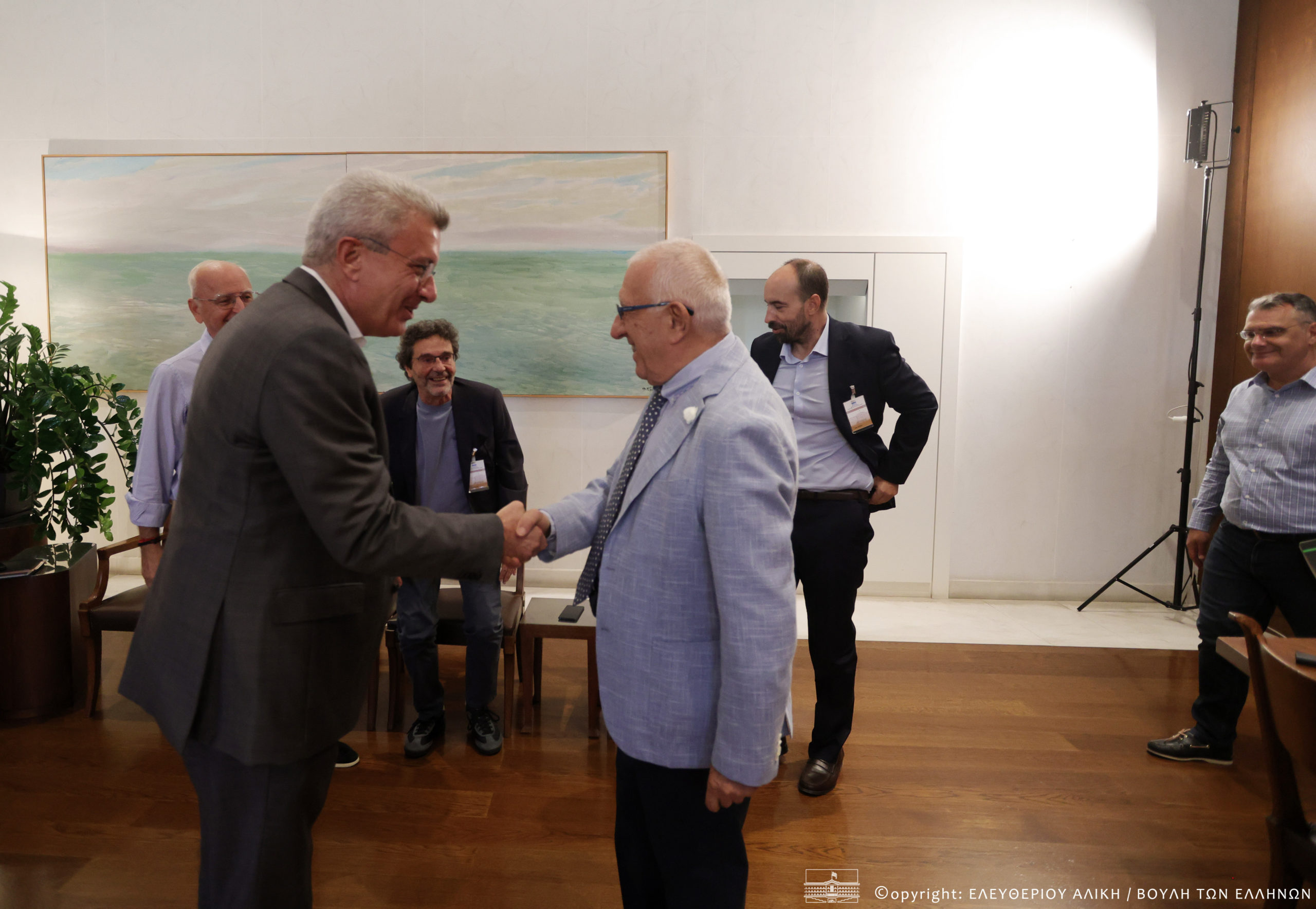 Βουλή: Συνάντηση του προέδρου της Βουλής με το προεδρείο της ΕΙΗΕΑ