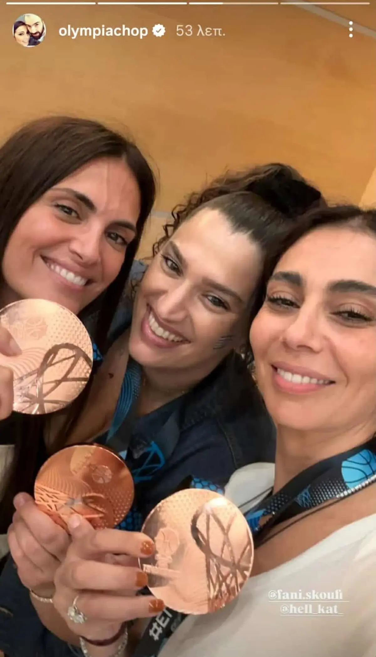 Η Ολυμπία Χοψονίδου με το χάλκινο μετάλλιο του Βασίλη Σπανούλη και τις φίλες της