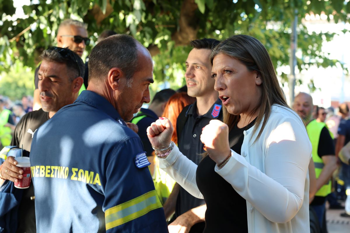 Θεσσαλονίκη: Με πυρσούς, κόρνες και συνθήματα η διαμαρτυρία των ενστόλων – «Απαιτούμε αξιοπρέπεια» 8 Η πρόεδρος της Πλεύσης Ελευθερίας, Ζωή Κωνσταντοπούλου
