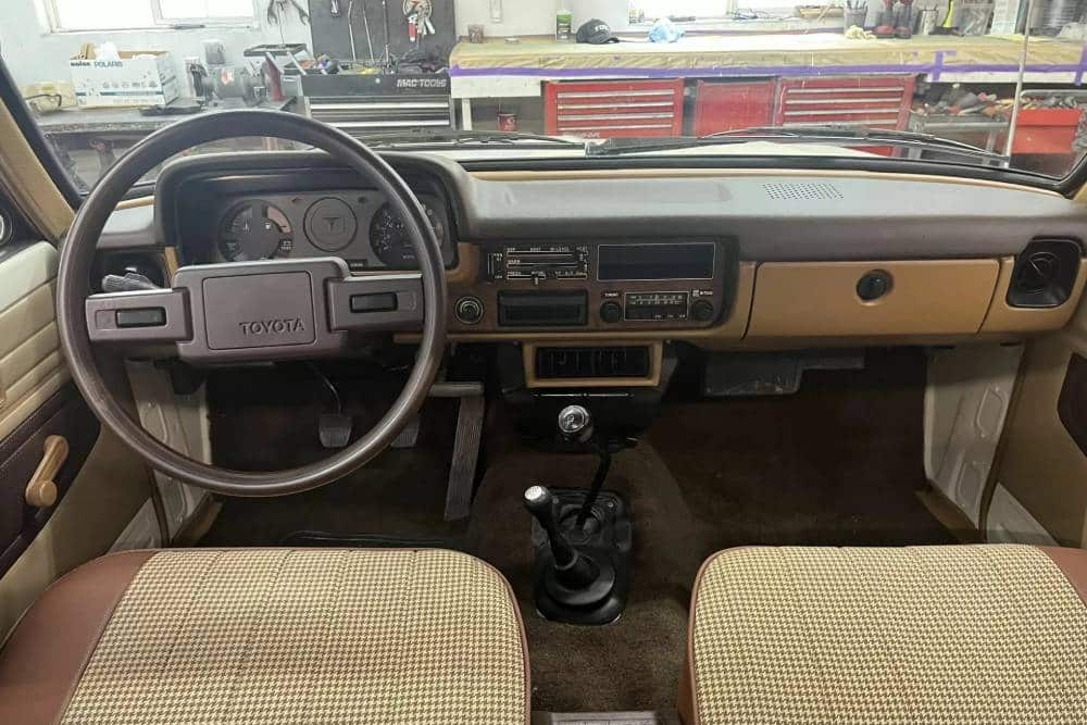 Πένα Toyota Hilux του 1981 έχει λησμονήσει τι σημαίνει αγροτική ζωή