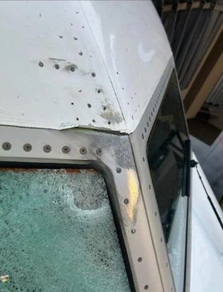 Μυστηριώδες αντικείμενο προσέκρουσε σε πιλοτήριο αεροσκάφους, τραυματίζοντας τον πιλότο – Δείτε τις εικόνες
