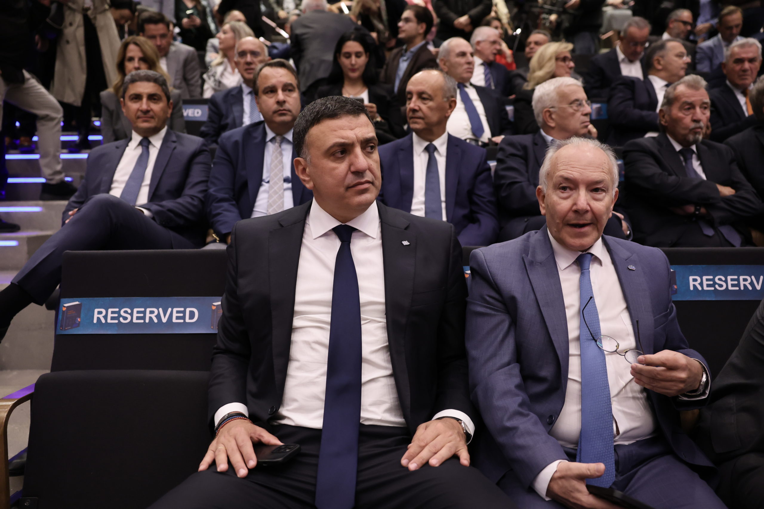 Ο Κυριάκος Μητσοτάκης στην εκδήλωση για το βιβλίο του Ευριπίδη Στυλιανίδη – Η συνάντηση με τον Κώστα Καραμανλή και η απουσία του Αντώνη Σαμαρά