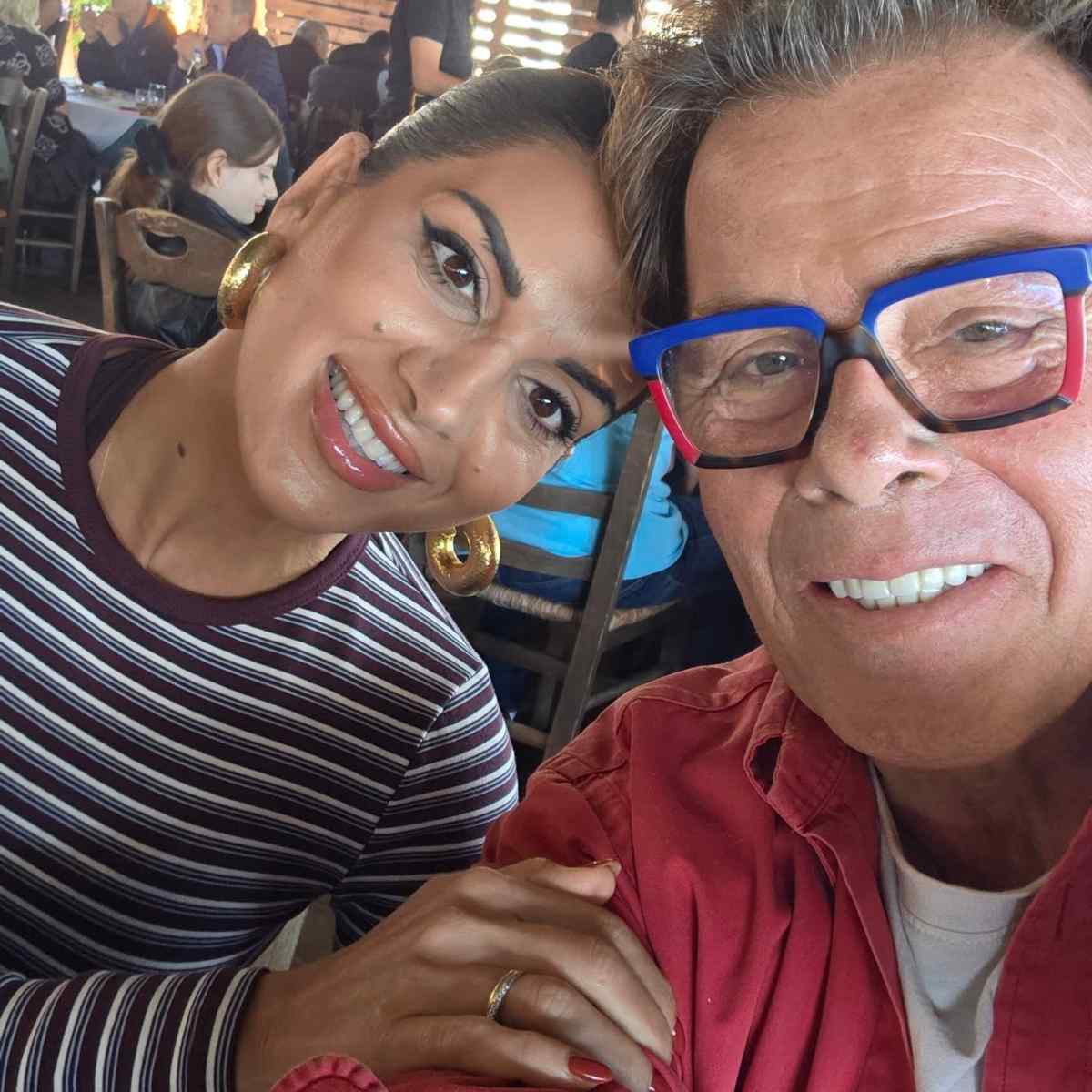 Σταματίνα Τσιμτσιλή: Δείπνο με τον Θέμη Σοφό και την ομάδα του Happy Day – Εικόνες 5 Σταματίνα Τσιμτσιλή: Για φαγητό με τον Θέμη Σοφό και τους συνεργάτες της από το Happy Day - Φωτογραφίες