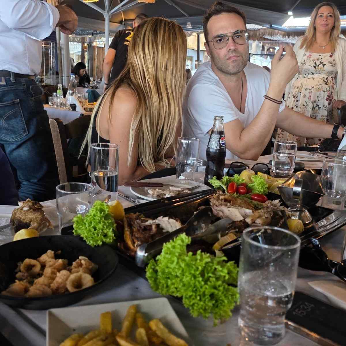 Σταματίνα Τσιμτσιλή: Δείπνο με τον Θέμη Σοφό και την ομάδα του Happy Day – Εικόνες 7 Σταματίνα Τσιμτσιλή: Για φαγητό με τον Θέμη Σοφό και τους συνεργάτες της από το Happy Day - Φωτογραφίες