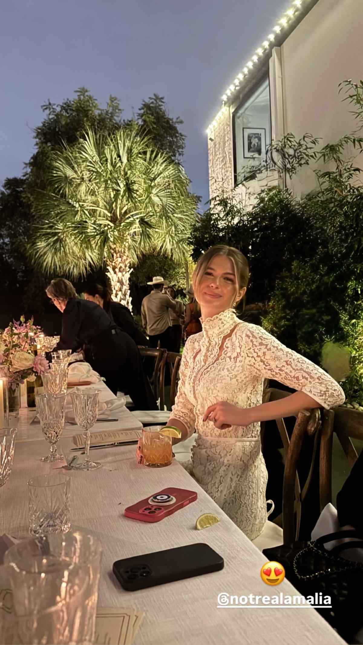 Κωστοπούλου: Το μαγευτικό πάρτι αρραβώνων με τον Medwell μετά τον πολιτικό τους γάμο (Φωτογραφίες) 17 Κωστοπούλου: Το ονειρικό πάρτι αρραβώνων της με τον Medwell μετά τον πολιτικό τους γάμο (Φωτογραφίες)