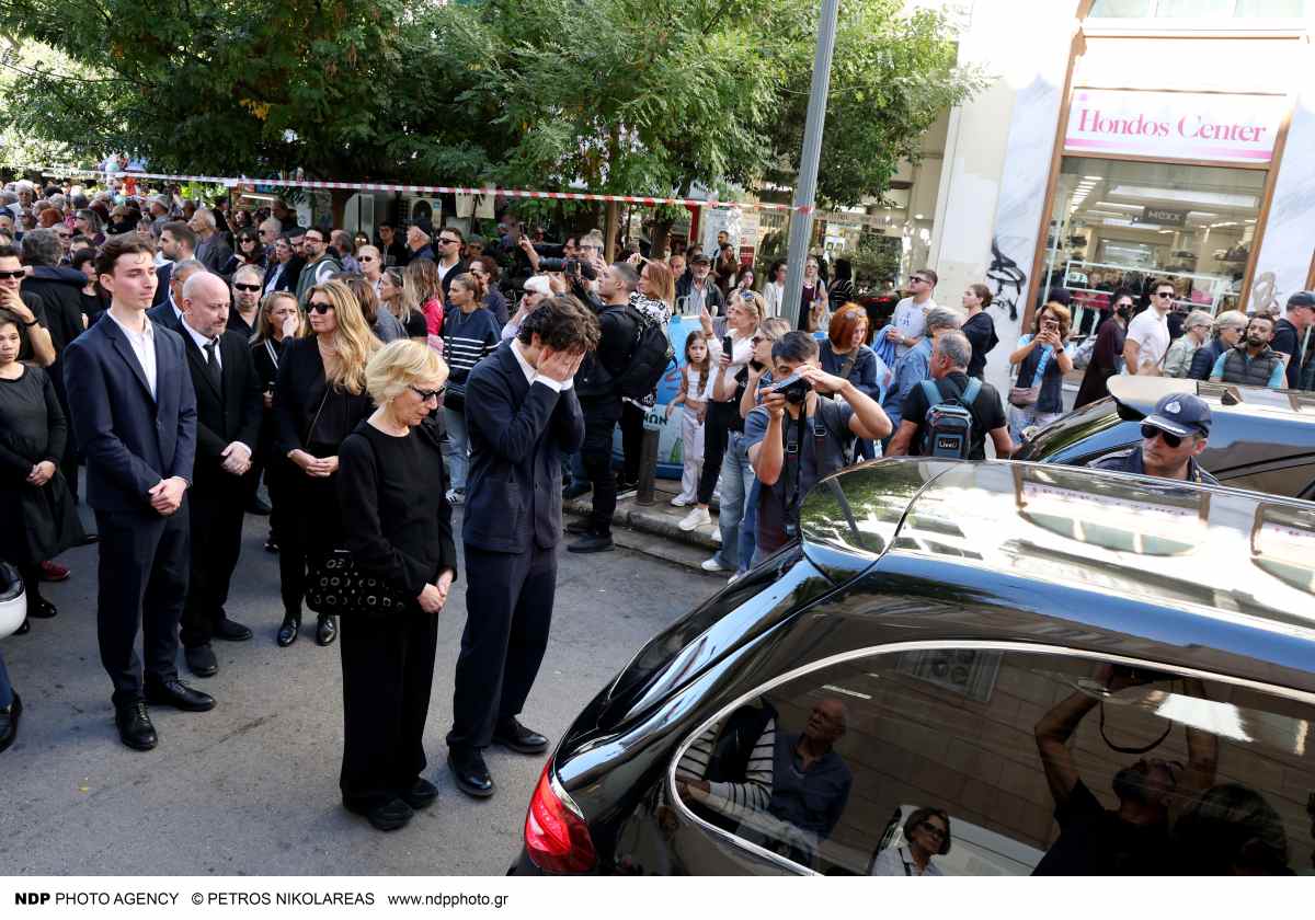 Διονύσης Σαββόπουλος: Συγκλόνισαν τα εγγόνια του στο ύστατο «αντίο» (Φωτογραφίες) 9 Διονύσης Σαββόπουλος: Σπάραξαν τα εγγόνια του στο τελευταίο «αντίο» (Φωτογραφίες)