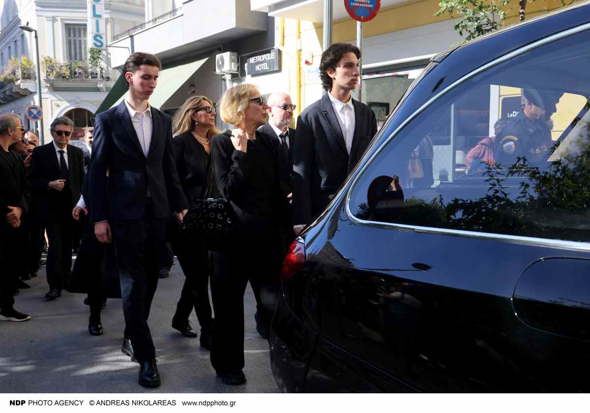 Διονύσης Σαββόπουλος: Συγκλόνισαν τα εγγόνια του στο ύστατο «αντίο» (Φωτογραφίες) 7 Διονύσης Σαββόπουλος: Σπάραξαν τα εγγόνια του στο τελευταίο «αντίο» (Φωτογραφίες)