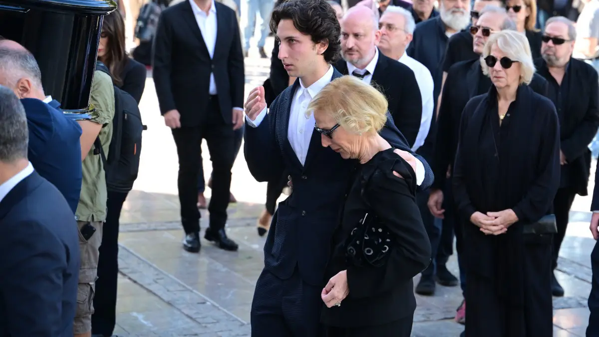 Αποχαιρετισμός Διονύση Σαββόπουλου: Συντετριμμένη η Άσπα στη Μητρόπολη Αθηνών 10 Άσπα Σαββοπούλου