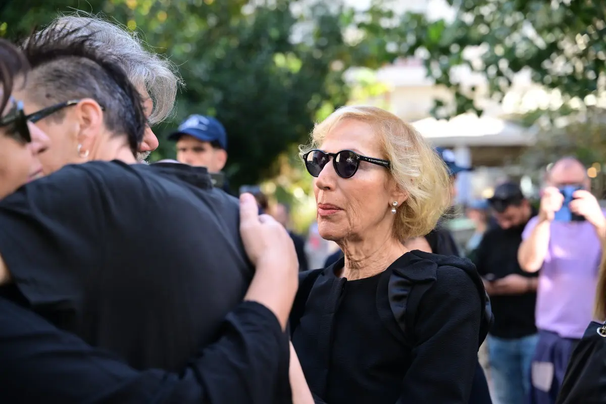 Αποχαιρετισμός Διονύση Σαββόπουλου: Συντετριμμένη η Άσπα στη Μητρόπολη Αθηνών 6 Άσπα Σαββοπούλου
