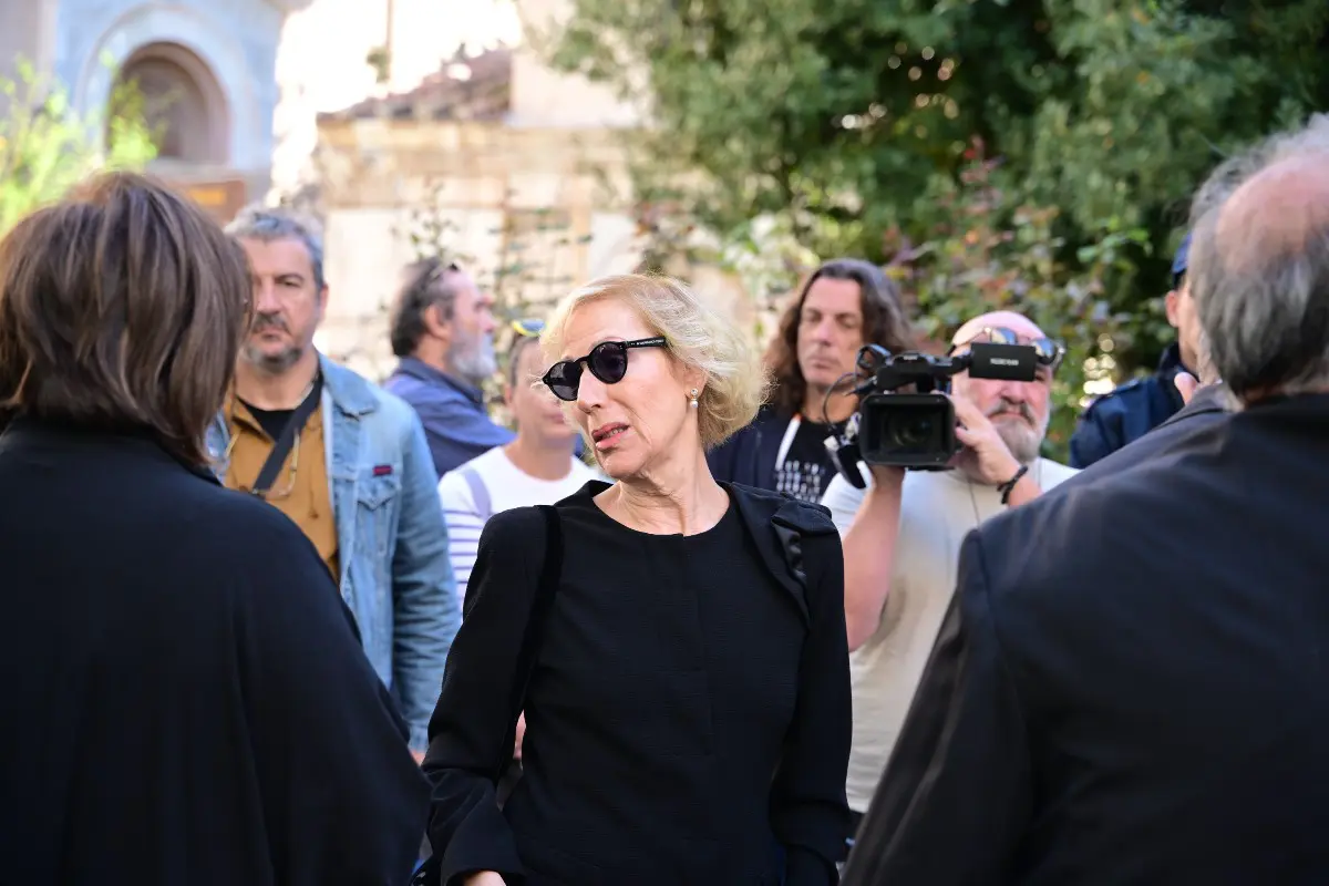 Αποχαιρετισμός Διονύση Σαββόπουλου: Συντετριμμένη η Άσπα στη Μητρόπολη Αθηνών 7 Άσπα Σαββοπούλου
