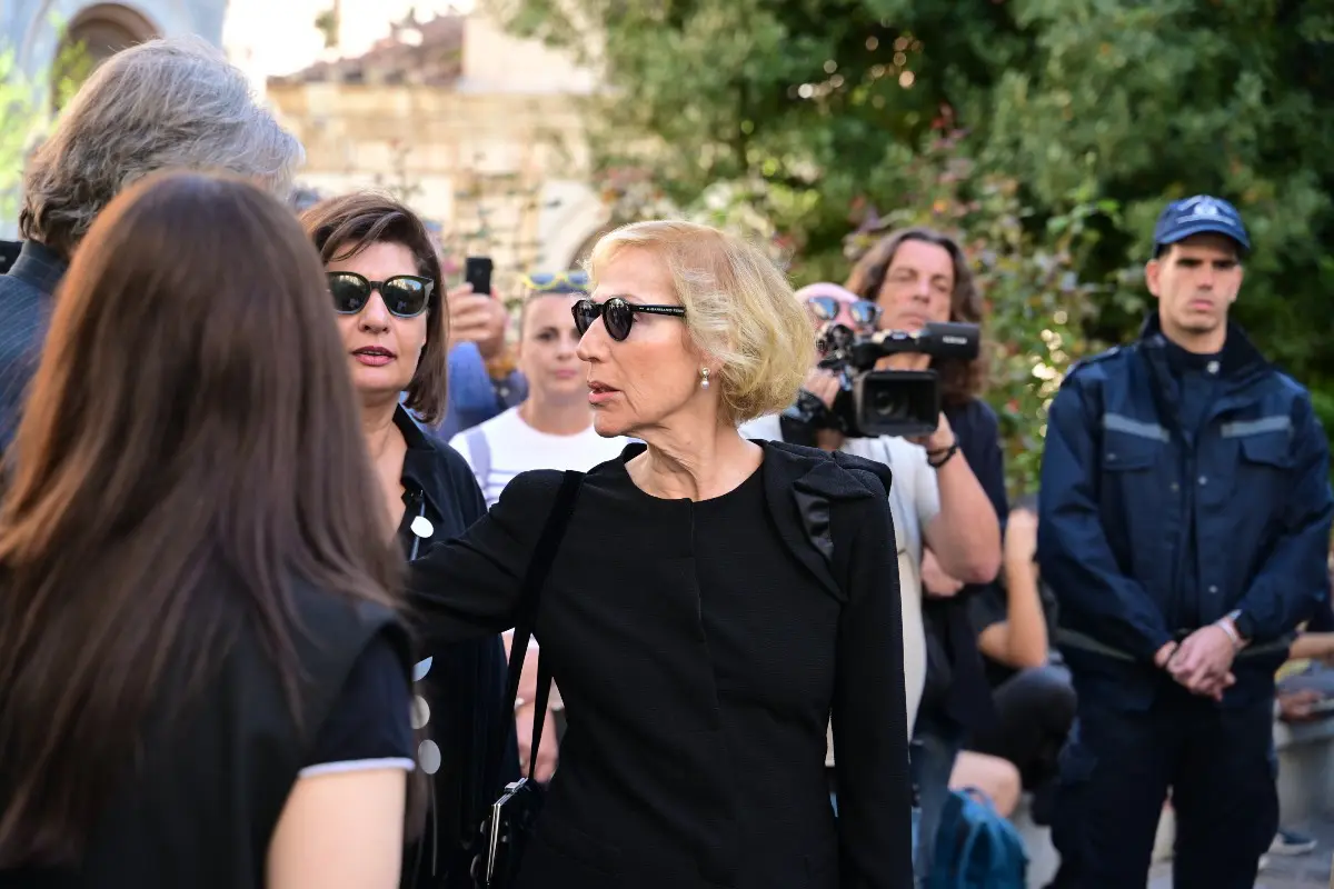 Αποχαιρετισμός Διονύση Σαββόπουλου: Συντετριμμένη η Άσπα στη Μητρόπολη Αθηνών 9 Άσπα Σαββοπούλου