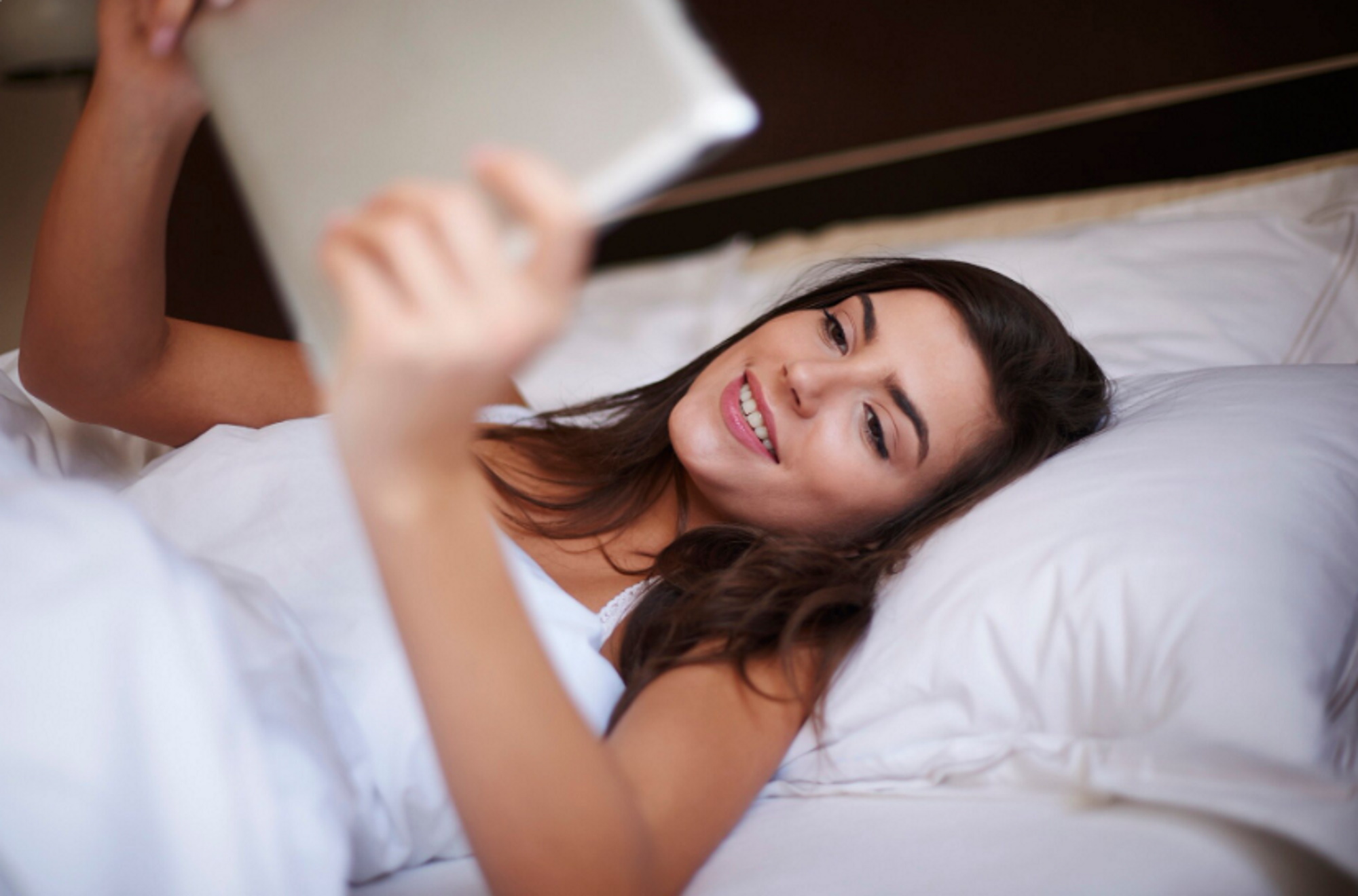 Checking-emails-before-eating-breakfast-sleep-habits-heart-health