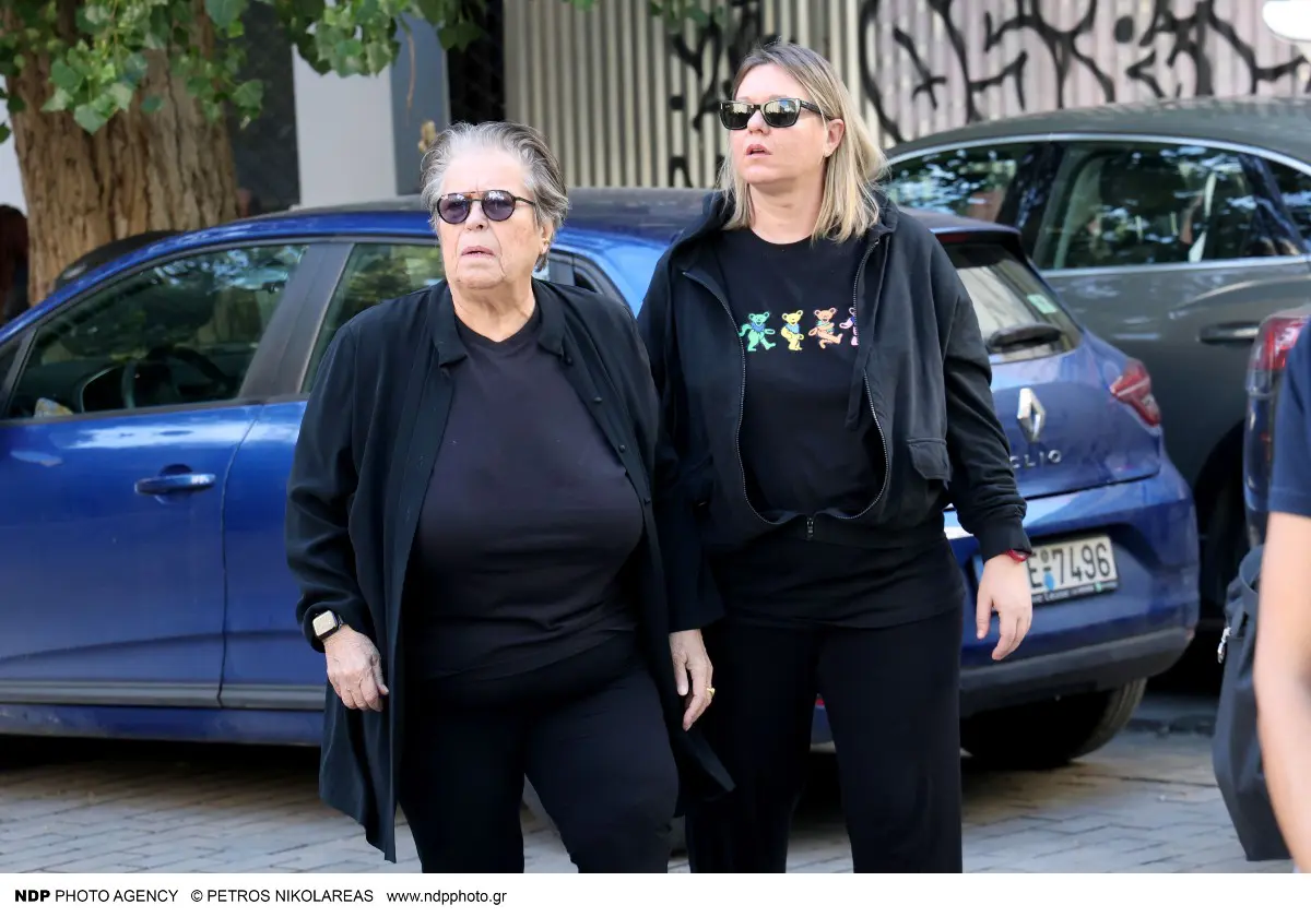 Αποχαιρετισμός Διονύση Σαββόπουλου: Η Ελλάδα λέει αντίο στον «Νιόνιο» – Καλλιτέχνες και πολιτικοί στο ύστατο χαίρε 24 Δήμητρα Γαλάνη