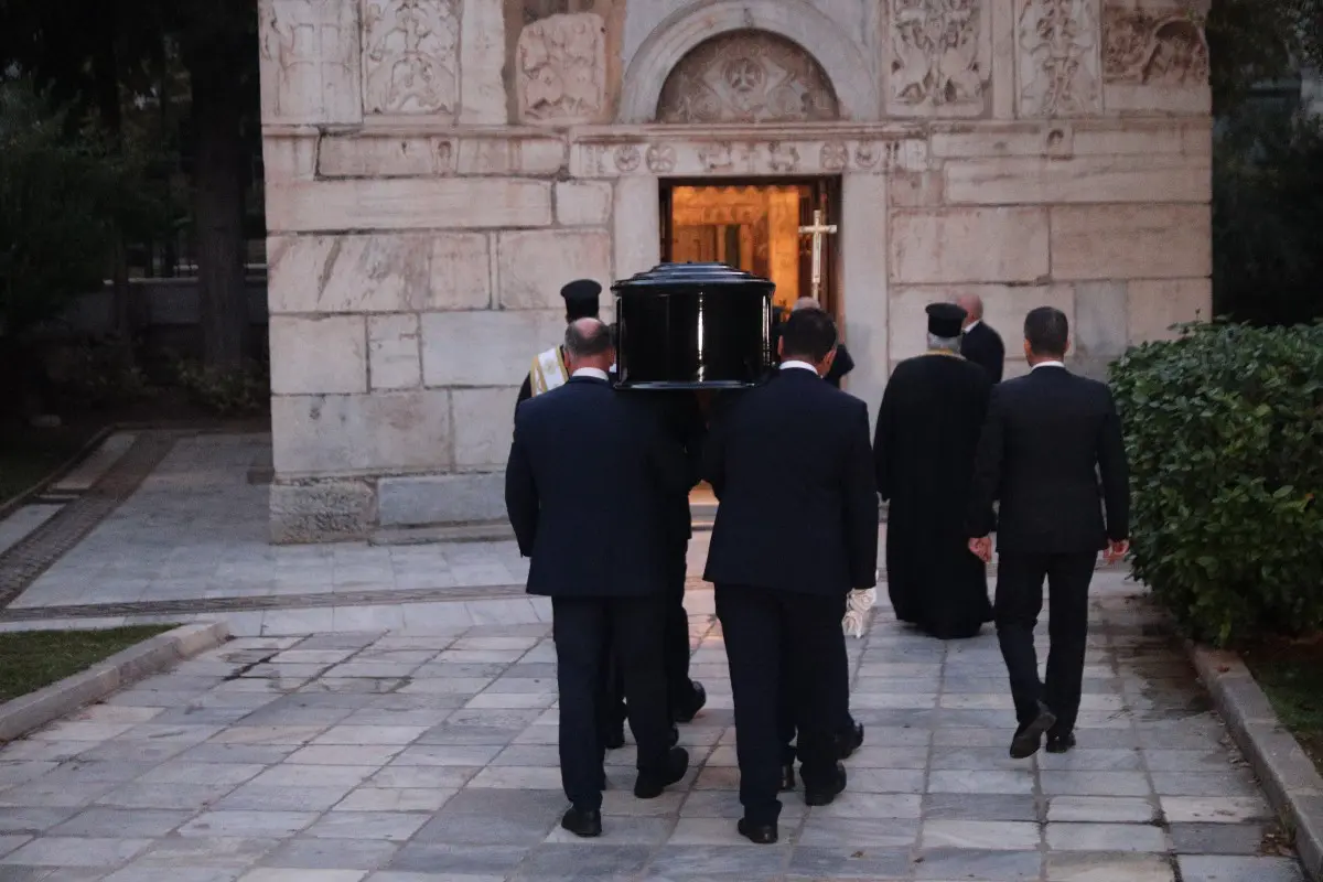 Διονύσης Σαββόπουλος: Σήμερα η τελετή – Άρχισε το λαϊκό προσκύνημα στη Μητρόπολη Αθηνών 4 Διονύσης Σαββόπουλος λαικό προκύνημα