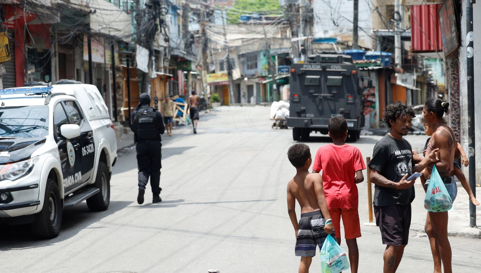 Βραζιλία: Τουλάχιστον 64 θύματα σε ευρείας κλίμακας αστυνομική επιχείρηση κατά της μαφίας στο Ρίο ντε Τζανέιρο 6 Βραζιλία: Τουλάχιστον 64 θύματα σε ευρείας κλίμακας αστυνομική επιχείρηση κατά της μαφίας στο Ρίο ντε Τζανέιρο