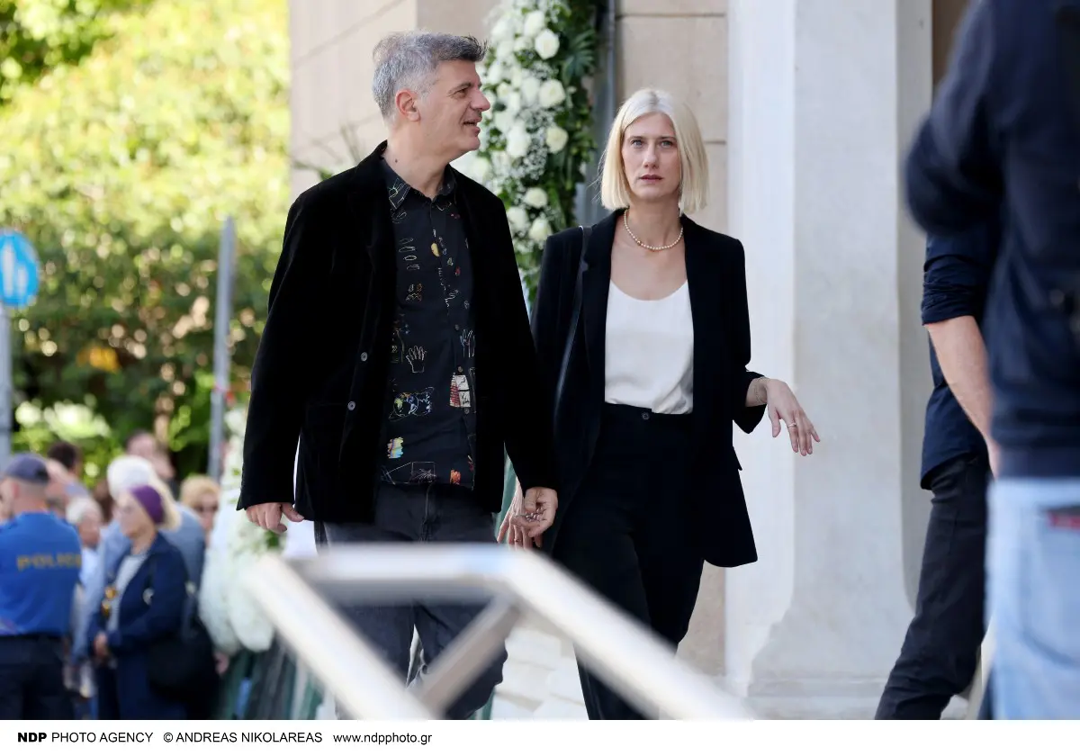 Αποχαιρετισμός Διονύση Σαββόπουλου: Η Ελλάδα λέει αντίο στον «Νιόνιο» – Καλλιτέχνες και πολιτικοί στο ύστατο χαίρε 40 Φοίβος Δεληβοριάς, Βάσω Καβαλιεράτου