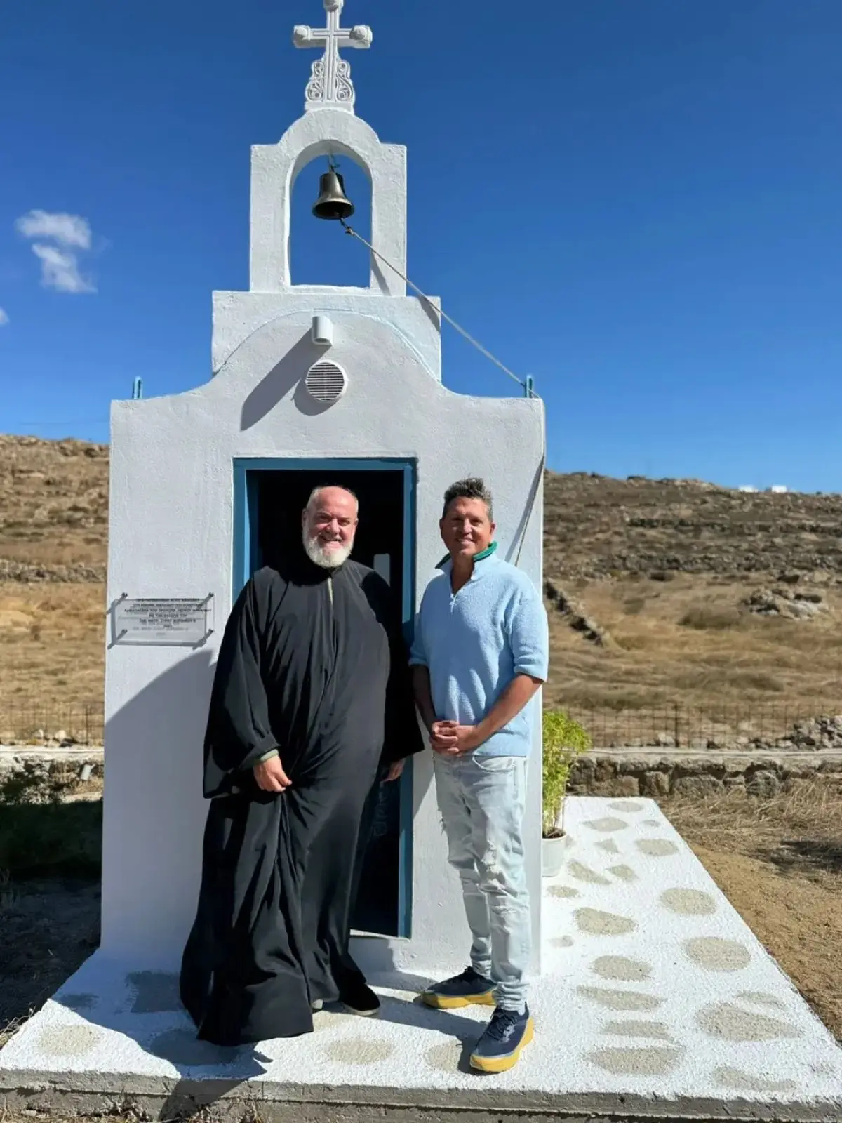 Ο Γιάννης Πουλόπουλος στην εκκλησία για τον αδερφό του