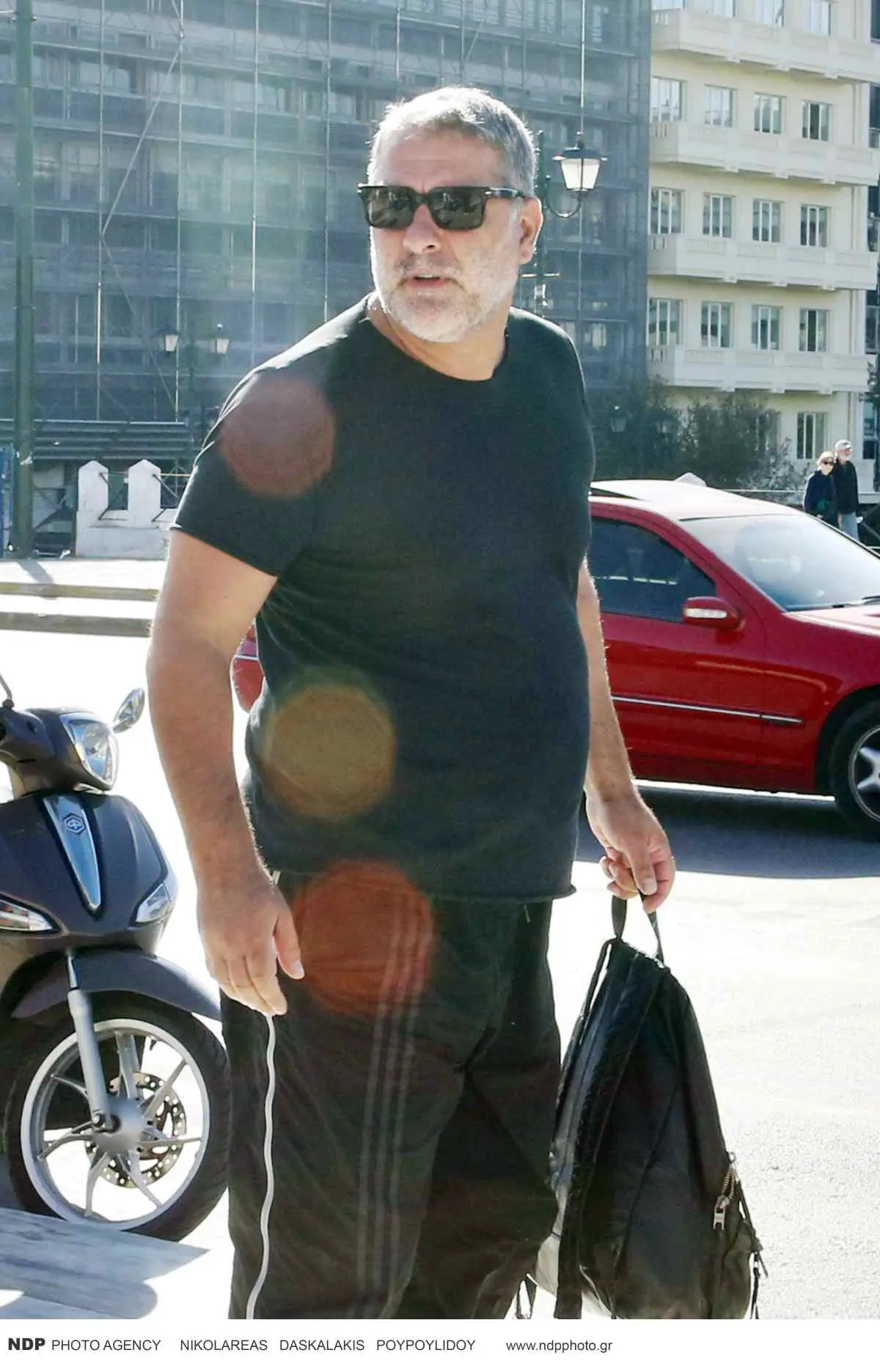 Βασίλης Μπισμπίκης: Η πρώτη δημόσια εμφάνιση μετά το ατύχημα στη Φιλοθέη (Φωτογραφίες)