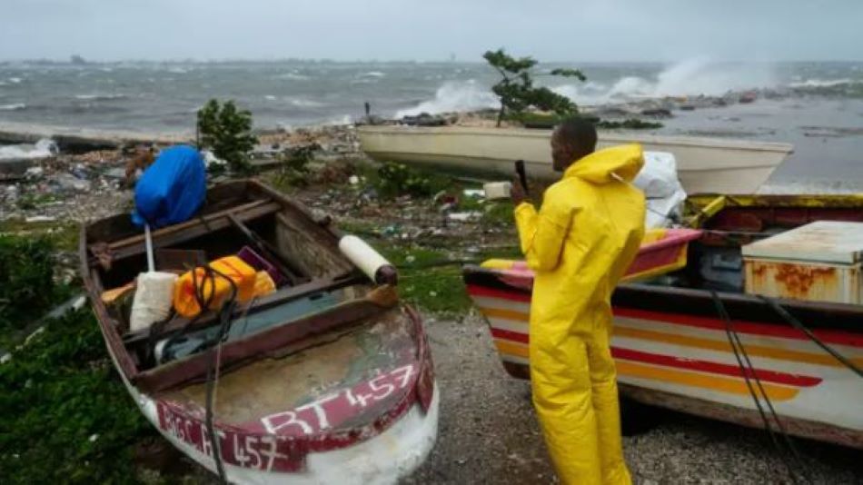 Τζαμάικα: Κόκκινος συναγερμός για τον τυφώνα Melissa – Έρχεται με δυνατούς ανέμους και ιστορικά χαμηλή πίεση