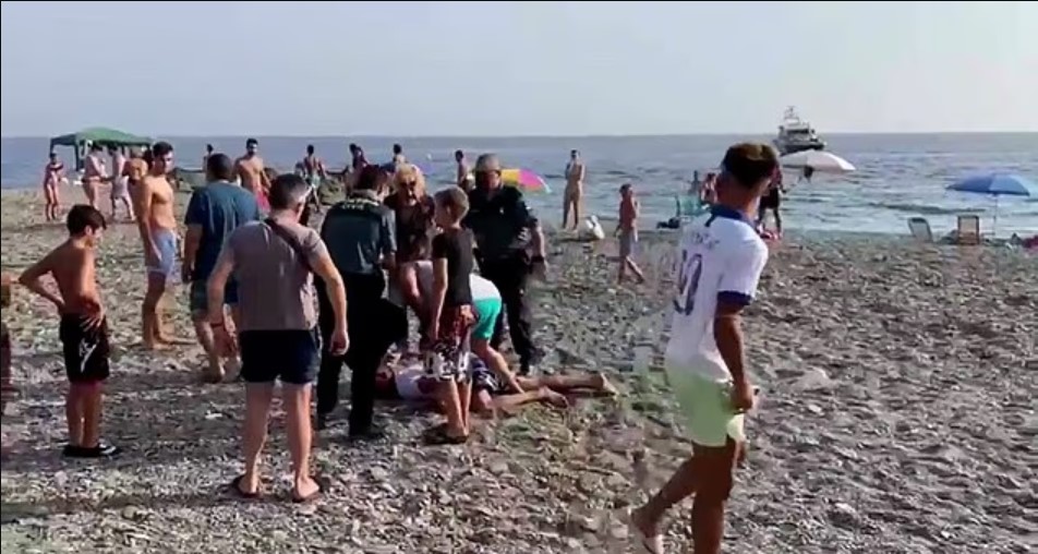 Βίντεο: Διακινητές ναρκωτικών εισβάλλουν σε παραλία με σκάφος και οι λουόμενοι τους καταδιώκουν