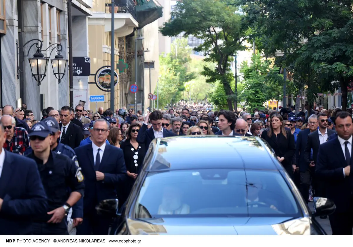 Διονύσης Σαββόπουλος: Η ταφή ολοκληρώθηκε με το «Ας αρχίσουν οι χοροί» – Πένθιμη η «Συννεφούλα» στην αποχώρηση της σορού 14 Πομπή Διονύση Σαββόπουλου