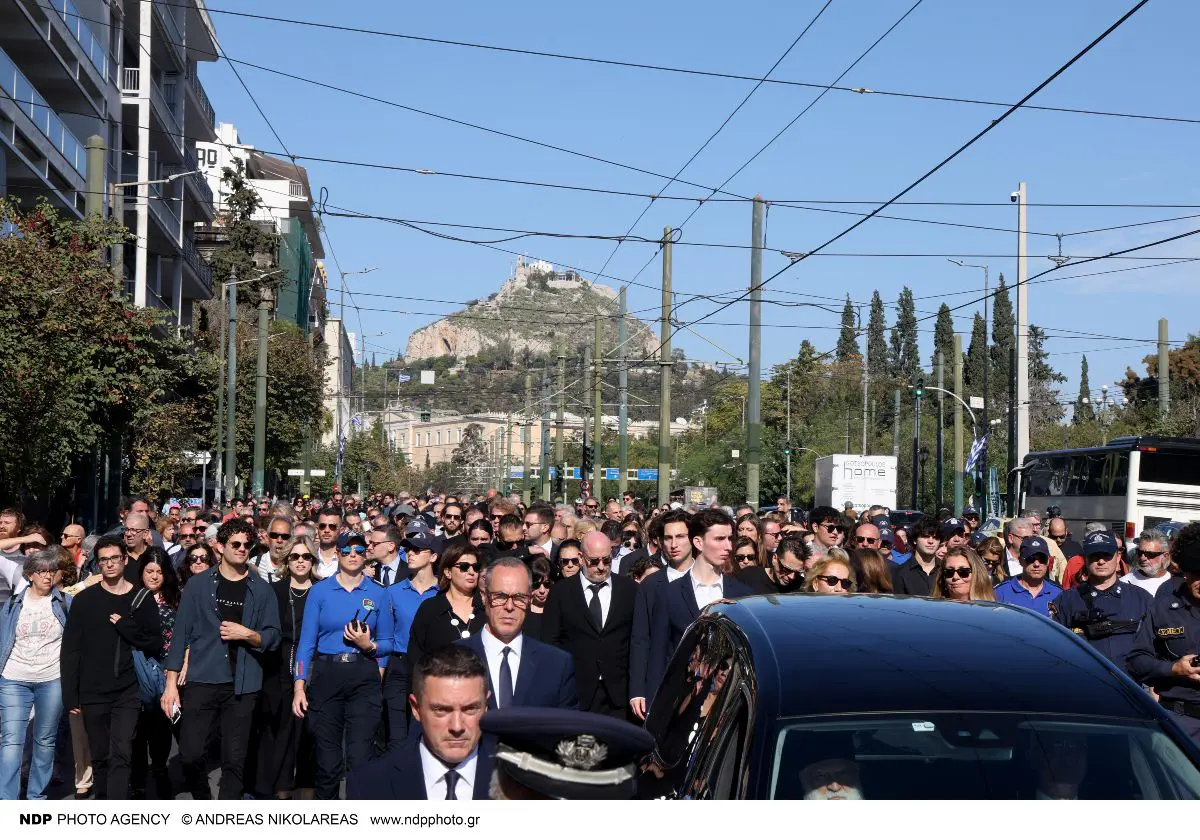 Διονύσης Σαββόπουλος: Η ταφή ολοκληρώθηκε με το «Ας αρχίσουν οι χοροί» – Πένθιμη η «Συννεφούλα» στην αποχώρηση της σορού 12 Πομπή Διονύση Σαββόπουλου