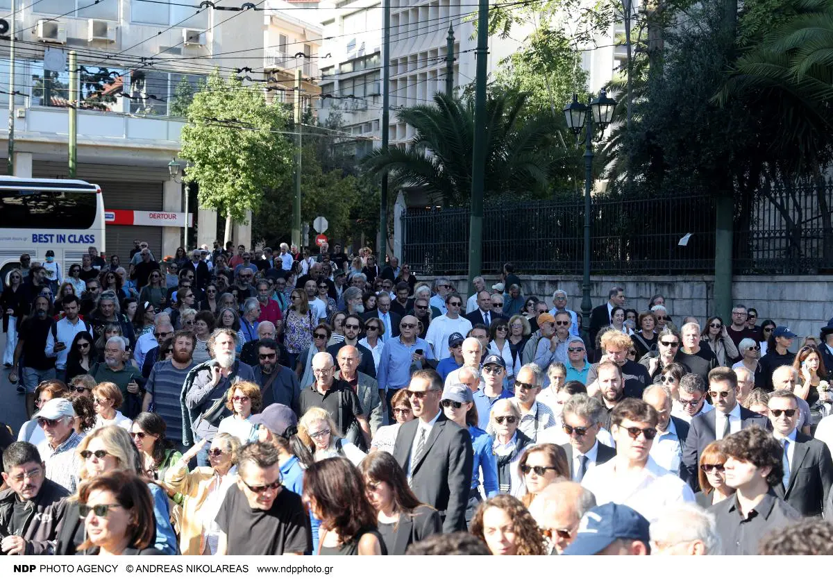 Διονύσης Σαββόπουλος: Η ταφή ολοκληρώθηκε με το «Ας αρχίσουν οι χοροί» – Πένθιμη η «Συννεφούλα» στην αποχώρηση της σορού 13 Πομπή Διονύση Σαββόπουλου