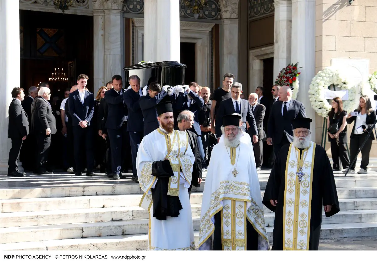 Διονύσης Σαββόπουλος: Η ταφή ολοκληρώθηκε με το «Ας αρχίσουν οι χοροί» – Πένθιμη η «Συννεφούλα» στην αποχώρηση της σορού 9 Πομπή Διονύση Σαββόπουλου