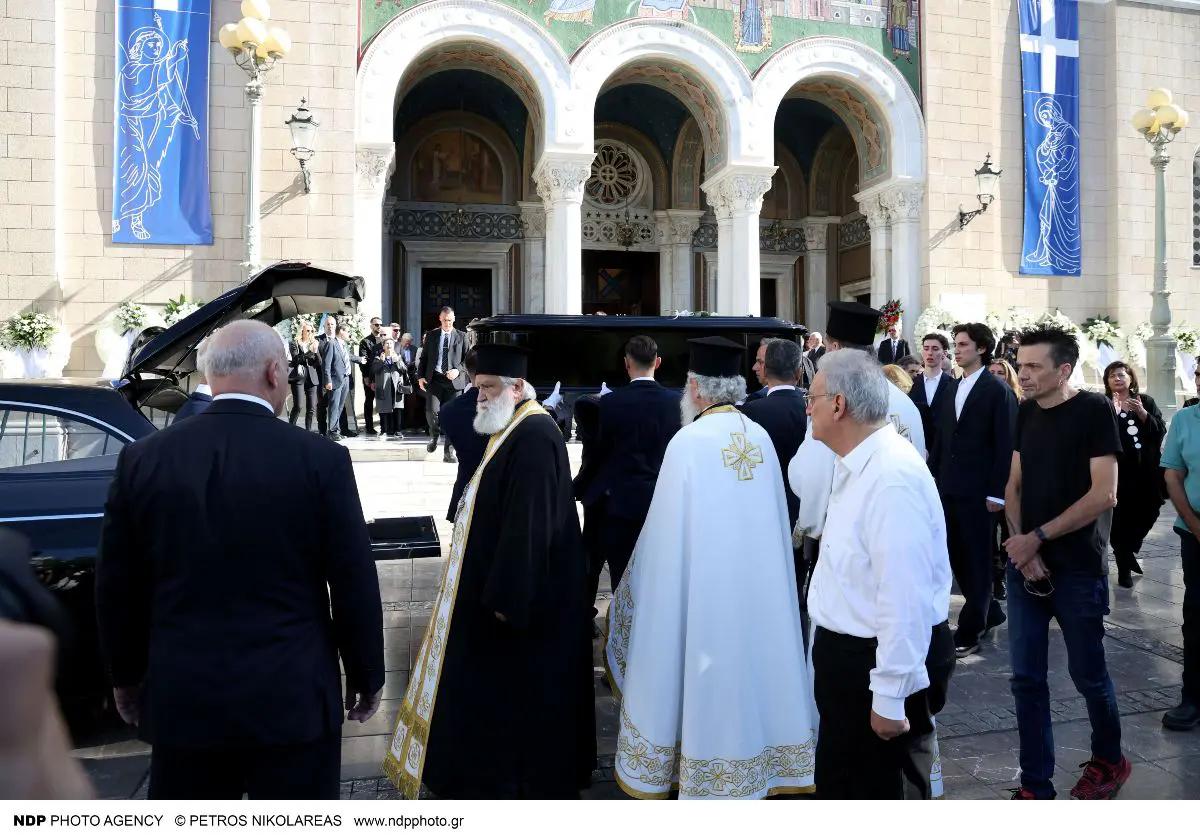Διονύσης Σαββόπουλος: Η ταφή ολοκληρώθηκε με το «Ας αρχίσουν οι χοροί» – Πένθιμη η «Συννεφούλα» στην αποχώρηση της σορού 10 Πομπή Διονύση Σαββόπουλου