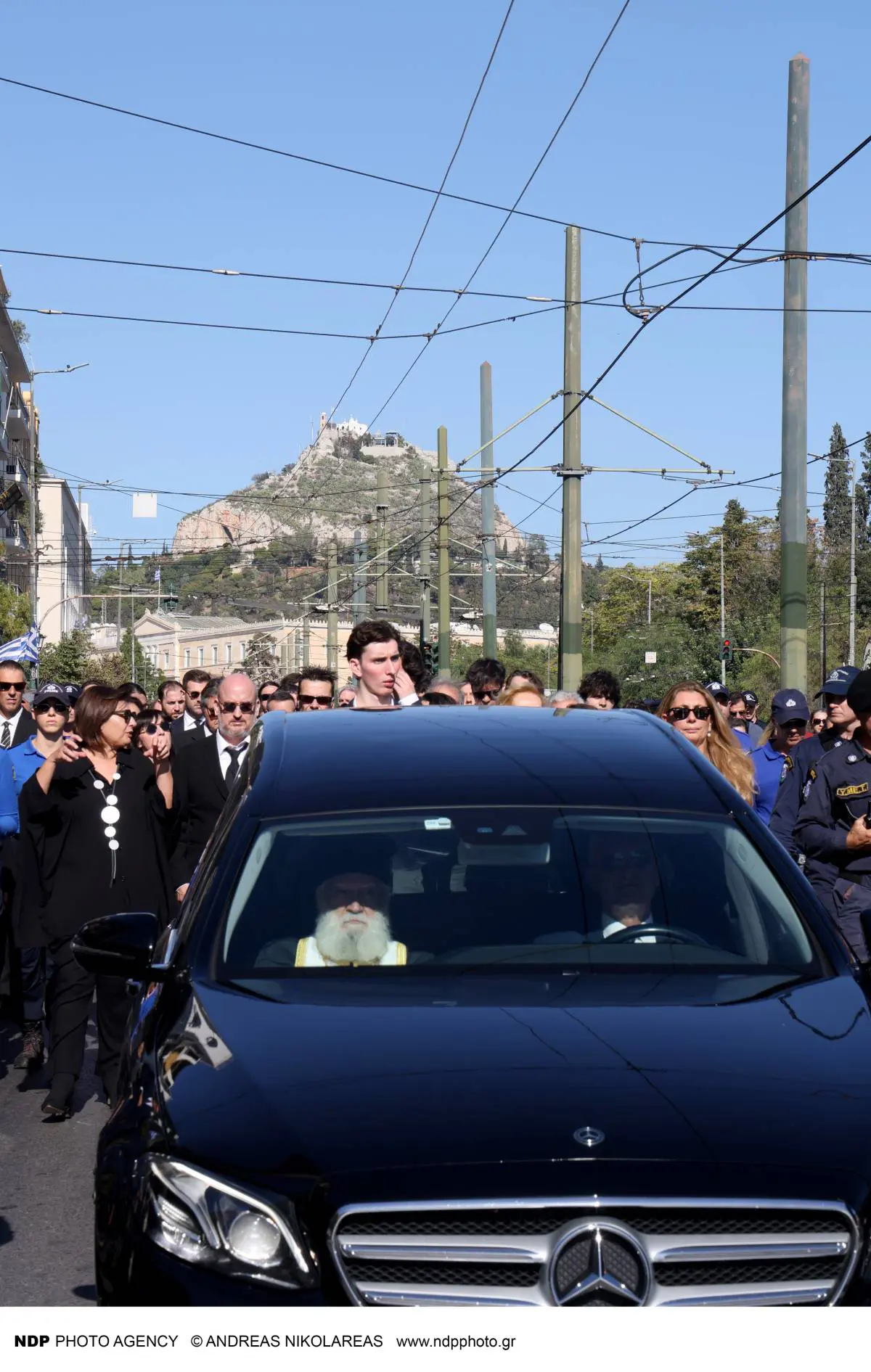 Διονύσης Σαββόπουλος: Η ταφή ολοκληρώθηκε με το «Ας αρχίσουν οι χοροί» – Πένθιμη η «Συννεφούλα» στην αποχώρηση της σορού 11 Πομπή Διονύση Σαββόπουλου