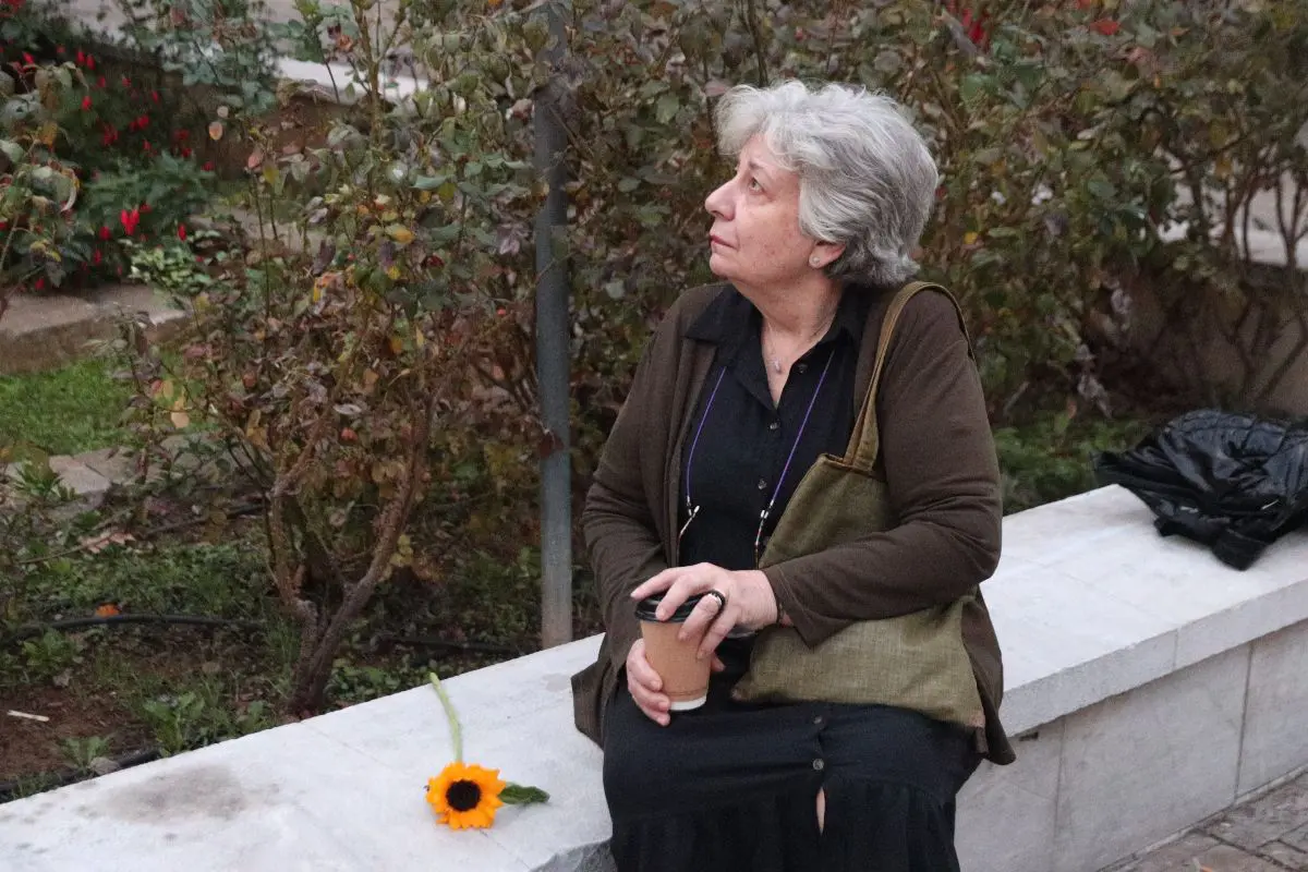 Συγκλονιστική η συγκίνηση στο ύστατο χαίρε για τον Διονύση Σαββόπουλο: Στίχοι, άνθη και μια φιγούρα του Καραγκιόζη 7 Η πρώτη γυναίκα που περίμενε στο λαϊκό προσκήνυμα για τον Διονύση Σαββόπουλο