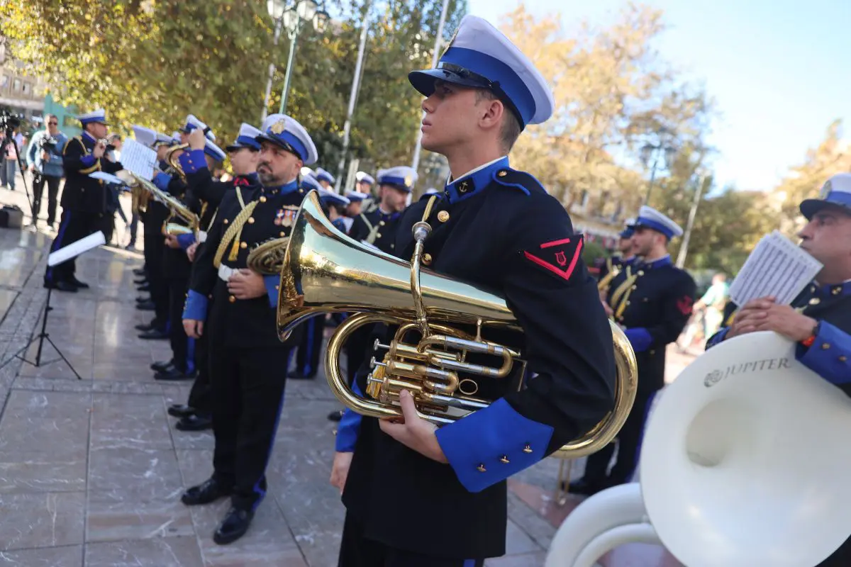 Συγκλονιστική η συγκίνηση στο ύστατο χαίρε για τον Διονύση Σαββόπουλο: Στίχοι, άνθη και μια φιγούρα του Καραγκιόζη 9 Λαϊκό προσκήνυμα για τον Διονύση Σαββόπουλο