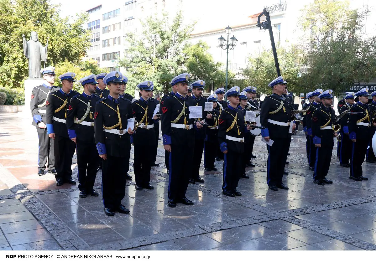 Συγκλονιστική η συγκίνηση στο ύστατο χαίρε για τον Διονύση Σαββόπουλο: Στίχοι, άνθη και μια φιγούρα του Καραγκιόζη 8 Λαϊκό προσκήνυμα για τον Διονύση Σαββόπουλο