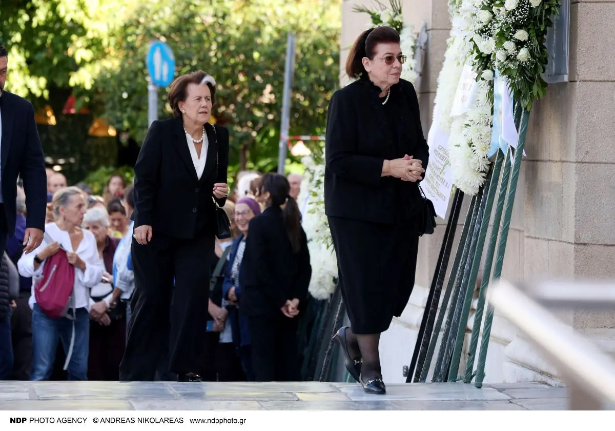 Αποχαιρετισμός Διονύση Σαββόπουλου: Η Ελλάδα λέει αντίο στον «Νιόνιο» – Καλλιτέχνες και πολιτικοί στο ύστατο χαίρε 33 Άννα Παναγιωταρέα, Λίνα Μενδώνη