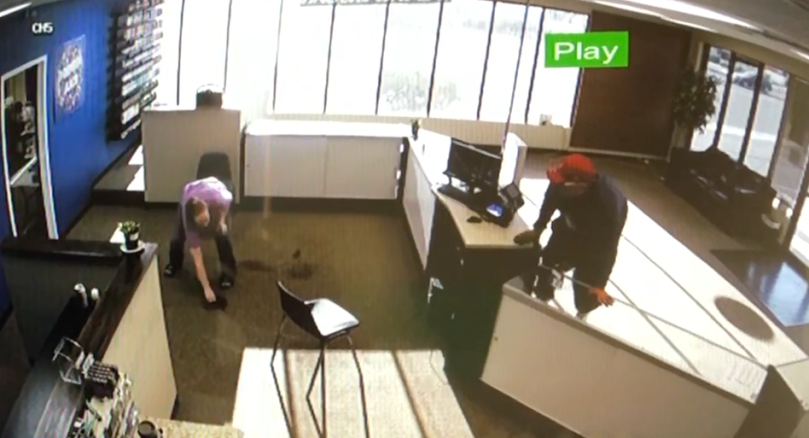 Ο «πιο αδέξιος ληστής» στην ιστορία – Έχασε το όπλο και το… παντελόνι του 3 Ο «πιο αδέξιος ληστής» στην ιστορία – Έχασε το όπλο και το… παντελόνι του